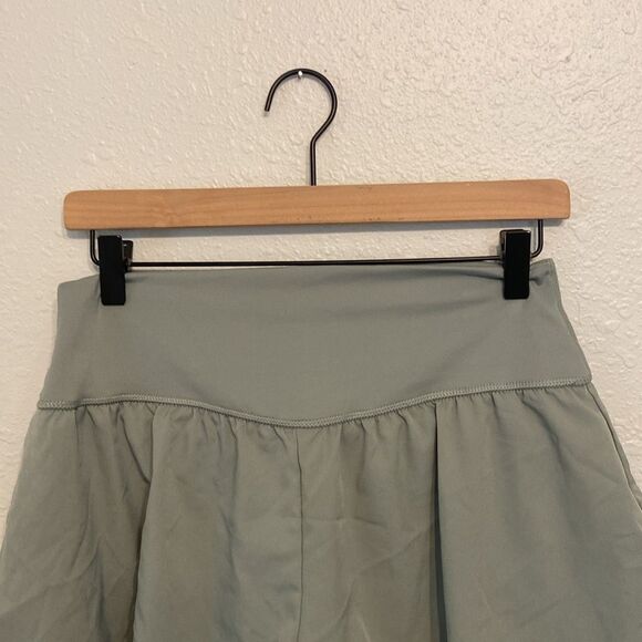 Yogalicious Sage Green Lightsreme Flirty 2 in 1 Short Size XL - Picture 2 of 7